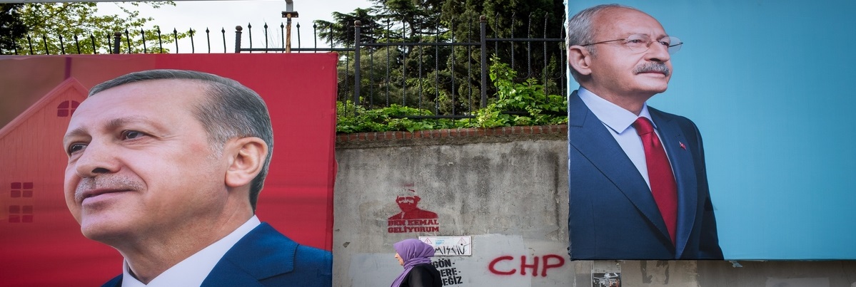 Carteles de campaña del opositor Partido Republicano del Pueblo, el líder del CHP, Kemal Kilicdaroglu, y el presidente turco, Recep Tayyip Erdogan, en Estambul, Turquía.