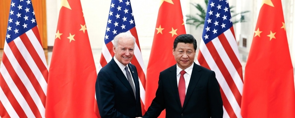 Joe Biden de la mano del presidente chino Xi Jinping