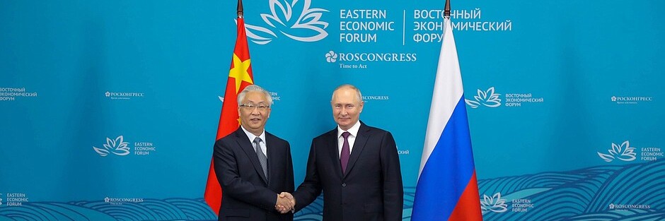 Der russische Präsident Wladimir Putin mit Chinas Vizepremier Zhang Guoqing während des Eastern Economic Forum