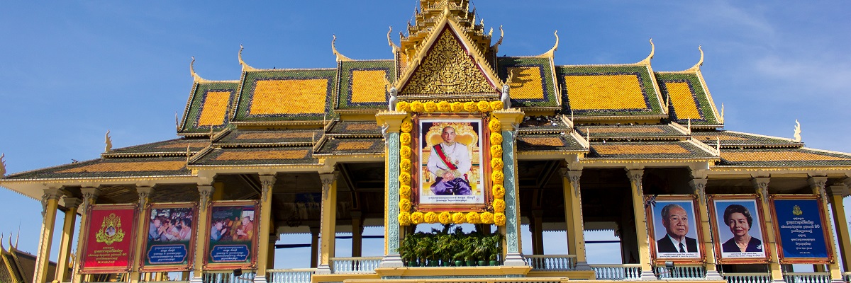 Altar con un retrato del rey Maha Vajiranlongkorn de Tailandia