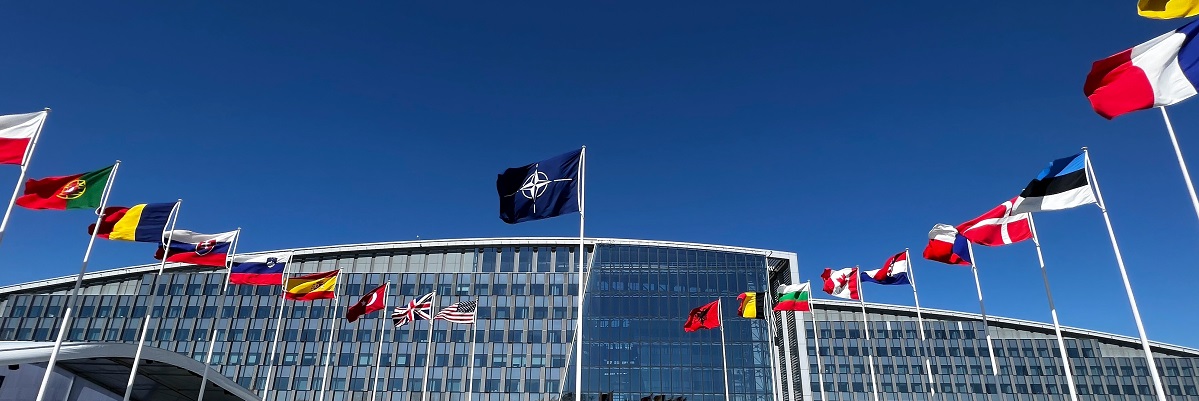 Die Nationalflaggen der NATO-Mitglieder wehen am 3. April 2023 vor dem Hauptquartier der Organisation in Brüssel, Belgien.					