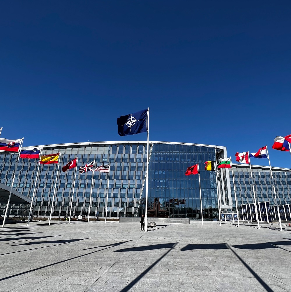 Die Nationalflaggen der NATO-Mitglieder wehen am 3. April 2023 vor dem Hauptquartier der Organisation in Brüssel, Belgien.					