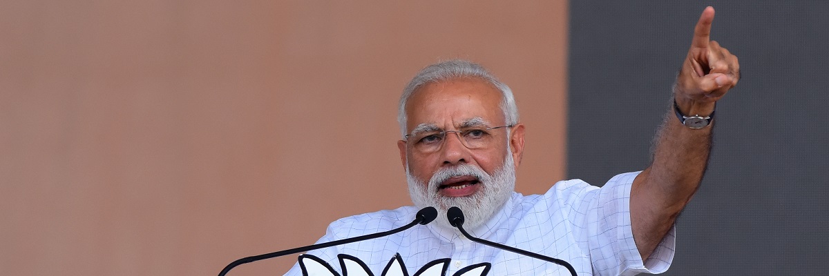 Le Premier ministre indien Narendra Modi s'adresse à un militant du BJP lors d'un rassemblement électoral en prévision de Lok Sabha ou des élections générales de 2019, le 3 avril 2019.					