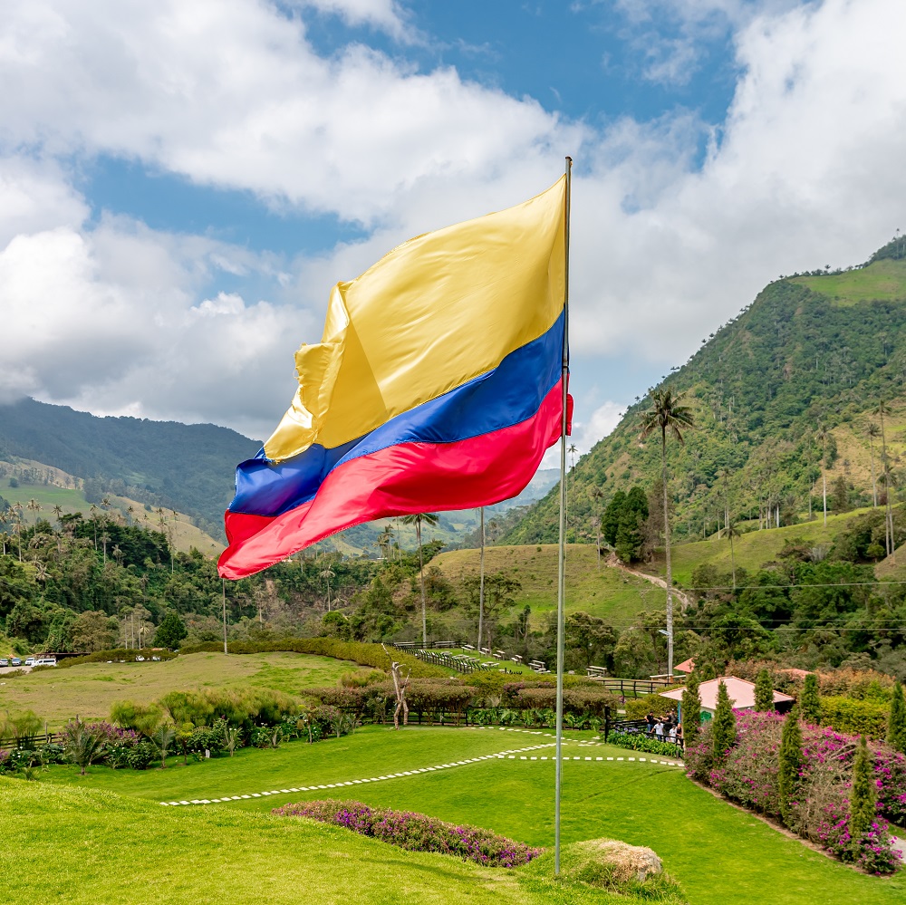 Bandera colombiana en el parque nacional.