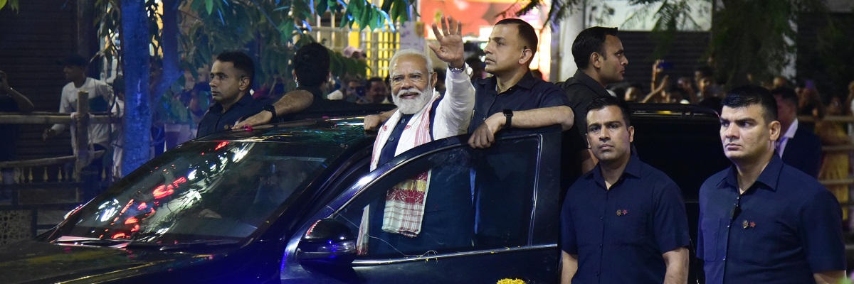 Narendra Modi Premier ministre indien lors d'une tournée de présentation en prévision des élections de Lok Sabha 2024 à Guwahati en Inde, le mardi 16 avril 2024.					