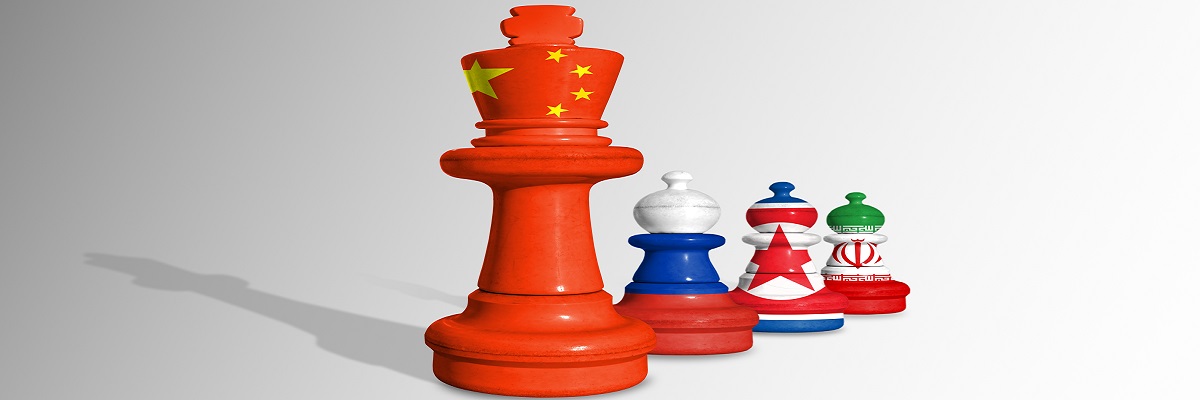 Schach aus den Flaggen Chinas, Russlands, Irans und Nordkoreas. Beziehungen zwischen Russland und China und militärische Zusammenarbeit					