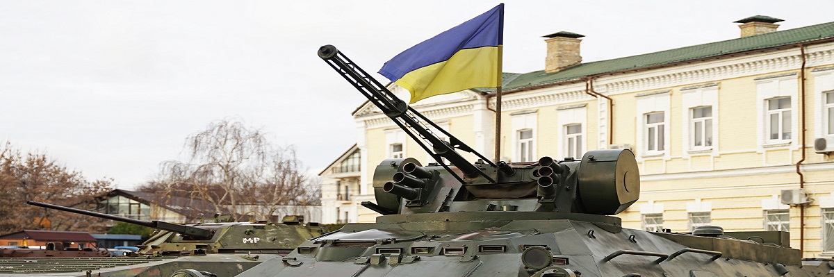 Transport de troupes et char avec drapeau ukrainien, Ukraine					