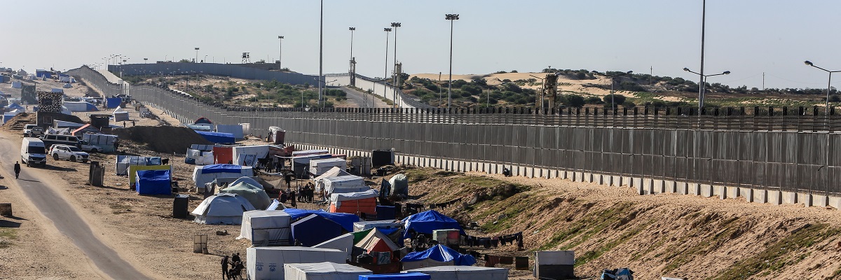 Les Palestiniens déplacés installent leurs tentes près de la frontière égyptienne. Ils ont fui vers la ville de Rafah le 8 mars 2024 après l'invasion israélienne des villes de la bande de Gaza.					