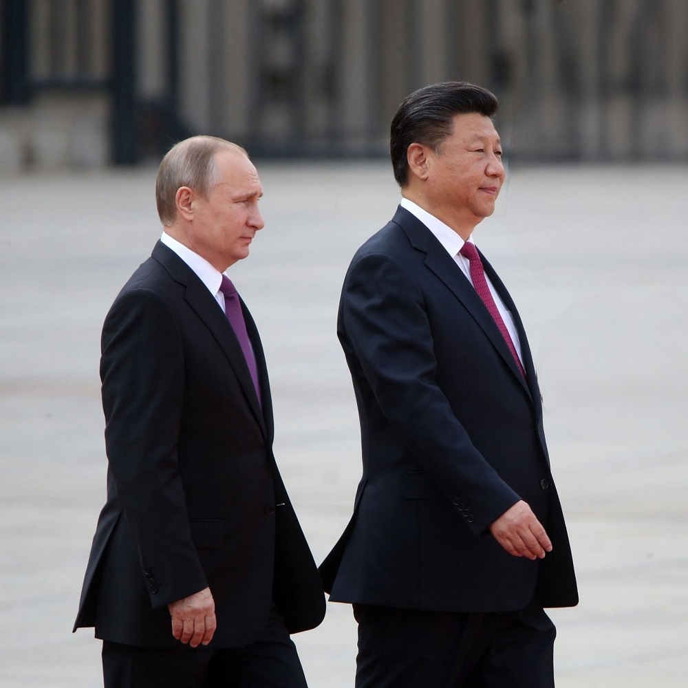 Russian President Vladimir Putin (L) and Chinese President Xi Jinping (R) attend the welcoming ceremony in Beijing, China, June 25, 2016.