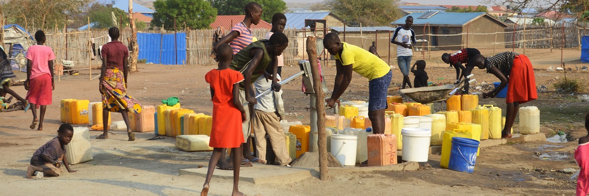 Juba, Südsudan, Februar 2017. Menschen mit gelben Kanistern warten an einem Bohrloch auf Wasser. Salesianisches Lager für Binnenvertriebene (IDPs).