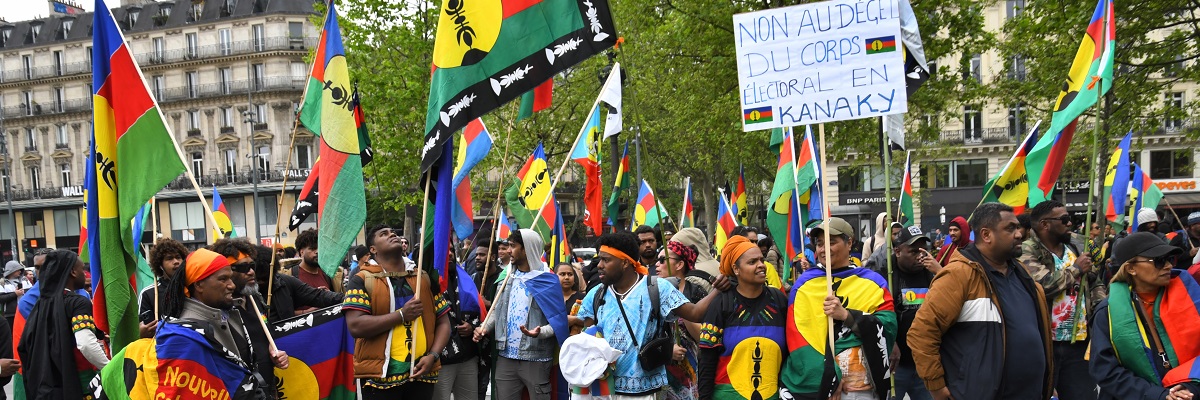 París,Francia,1 de mayo de 2024.Miles de personas protestaron y celebraron el día de mayo en París. Sindicatos, trabajadores, estudiantes y otros marcharon por las calles