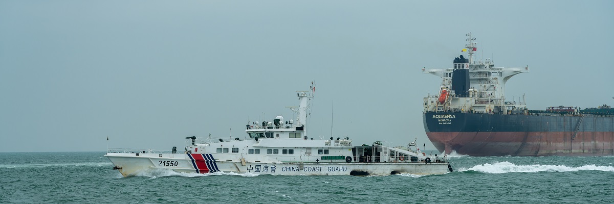 Shenzhen, Guangdong, China - 27 de abril de 2023: Un barco de la Guardia Costera de China navega por el mar.