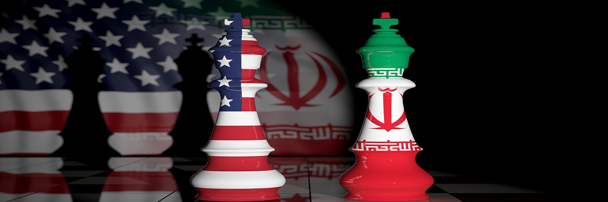 Relación entre Estados Unidos e Irán. Banderas de Estados Unidos e Irán sobre reyes de ajedrez en un tablero de ajedrez.