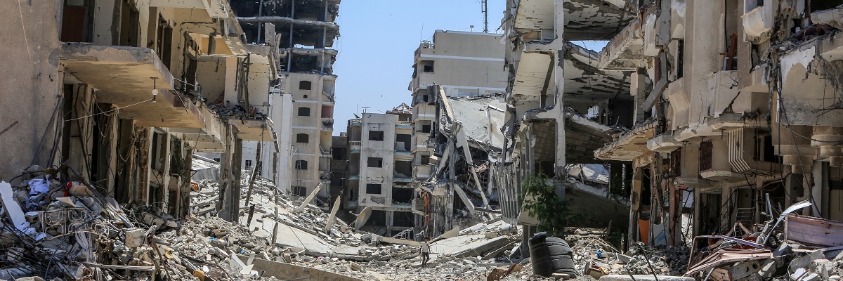 Les Palestiniens autour des destructions se sont concentrés sur une opération militaire israélienne dans les zones orientales du camp de Zawaida, dans le centre de la bande de Gaza, le 24 juin 2024.