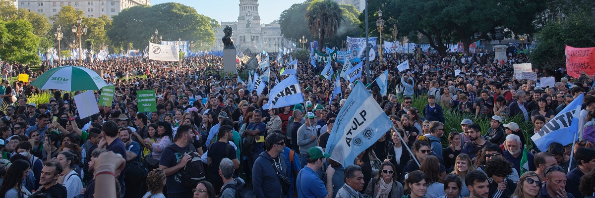 Buenos Aires, Argentinien, 23. April 2024: Menschenmassen demonstrieren auf dem Platz des Nationalkongresses für öffentliche, kostenlose und hochwertige Universitätsbildung.