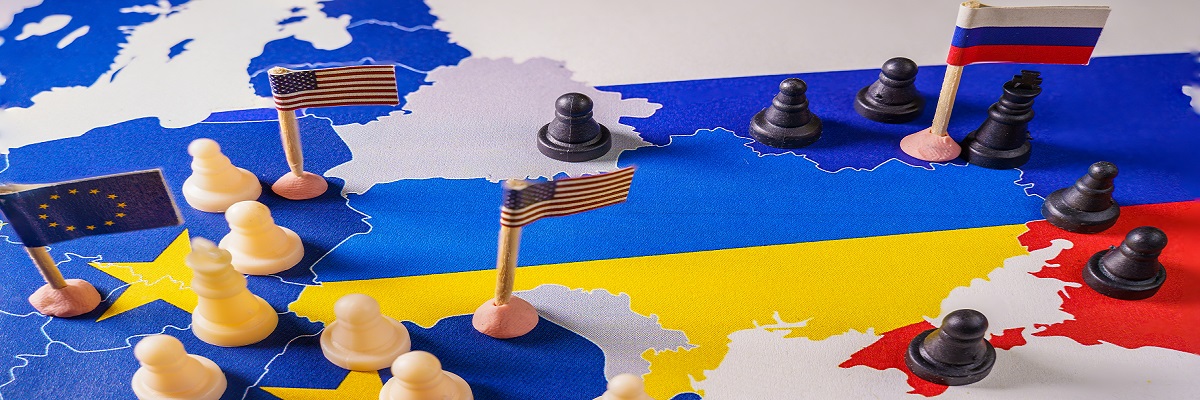 Drapeaux de l'UE, des États-Unis et de la Russie avec des pièces d'échecs symbolisant le conflit et le contrôle de l'Ukraine