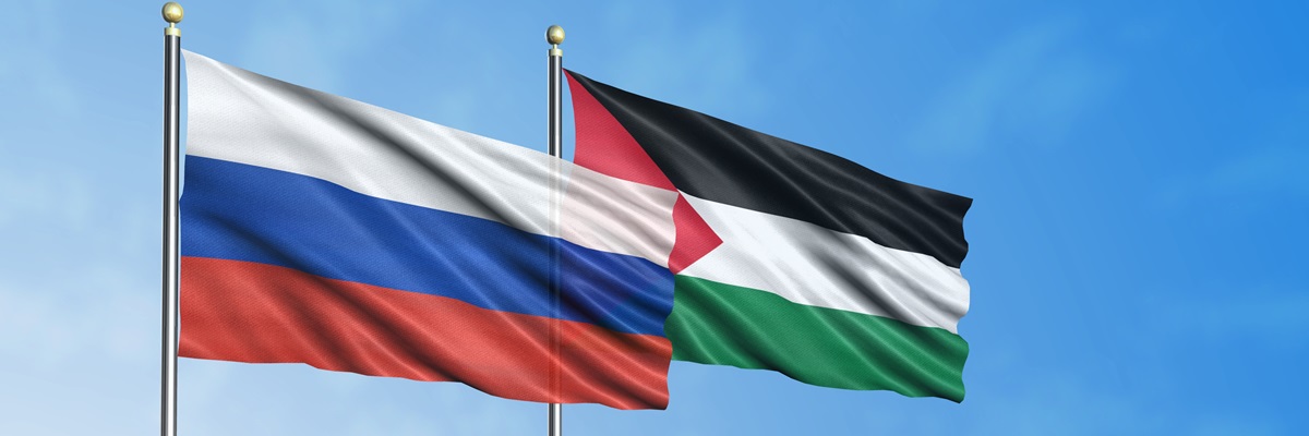 Drapeau de la Russie avec le drapeau palestinien rendu 3D avec fond de ciel bleu