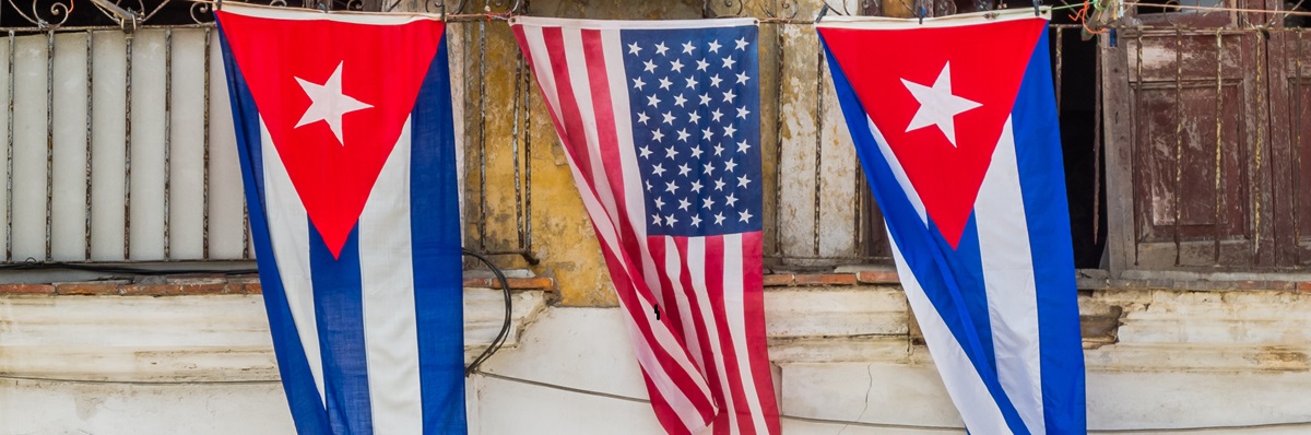 LA HAVANE - 20 MARS 2016 - Un local enthousiaste inconnu réagit à la visite du président Obama à Cuba en accrochant des drapeaux cubains et américains sur son balcon.