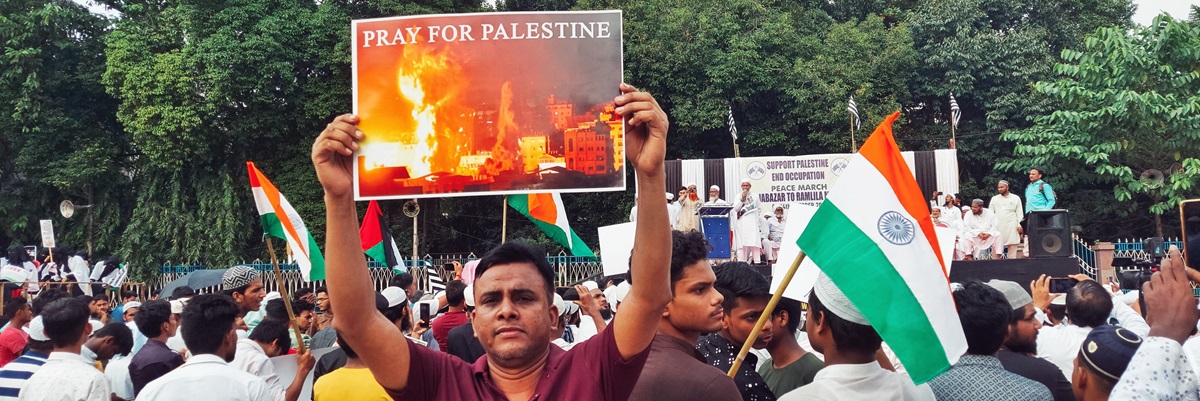 Kalkutta, Westbengalen, Indien, 14. September 2023: Anti-Israel-Kundgebung indischer Muslime mit Plakaten, Bannern und Kriegsfotos zur Unterstützung Palästinas und der Forderung, den Krieg zu beenden, Kinder, Frauen und Zivilisten zu retten