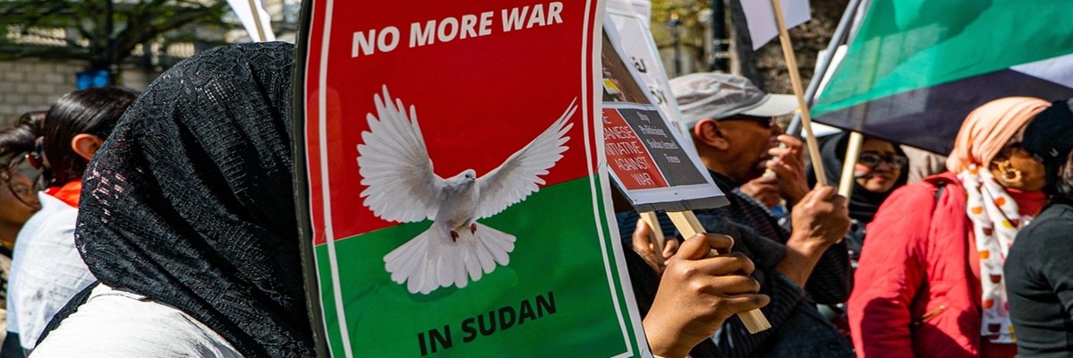 Londres, Reino Unido - 29 de abril de 2023: Manifestantes sudaneses en las afueras de Downing Street protestando contra la guerra en Sudán entre los militares y las RSF.