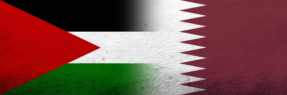 Drapeau de la Palestine et drapeau national de l'État du Qatar.