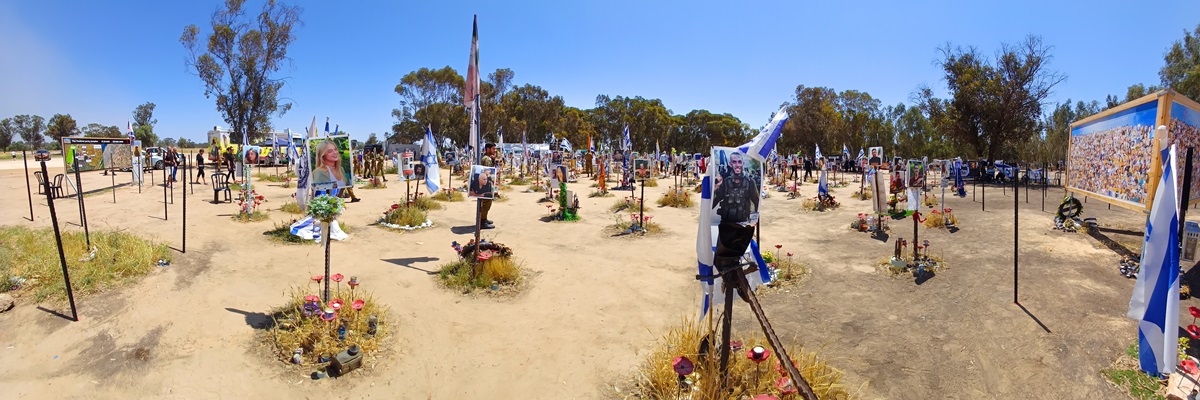 RE'IM, ISRAEL - 17 de abril de 2024: Memorial compuesto por fotografías de jóvenes israelíes asesinados durante el ataque terrorista al Festival NOVA que tuvo lugar el 7 de octubre de 2023 a pocos kilómetros de Gaza