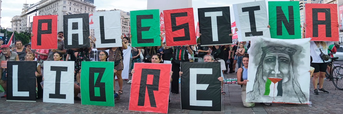 Buenos Aires, Argentina, 16 de febrero de 2024: Personas protestando frente al obelisco, en el centro, con carteles con los colores de la bandera palestina formando el texto 