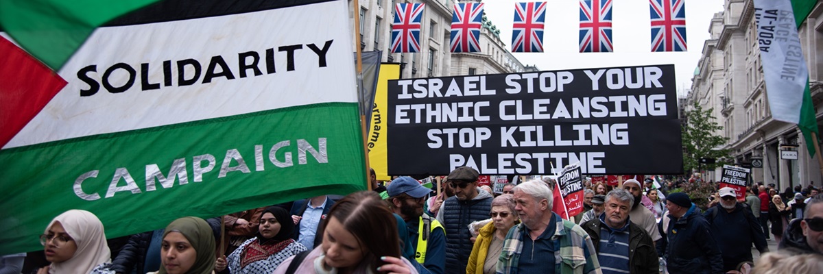 Londres, Inglaterra, Reino Unido - 13 de mayo de 2023: Manifestantes participan en la Manifestación Nacional por Palestina: NAKBA 75. Crédito: Loredana Sangiuliano