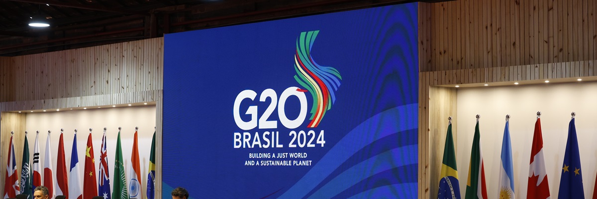 Logo des G20-Gipfels Brasilien 2024 mit Länderflaggen im Tagungsraum. Symbol der Gruppe der 20. Staats- und Regierungschefs befassen sich mit Fragen der Weltwirtschaft – Rio de Janeiro, Brasilien 23.07.2024