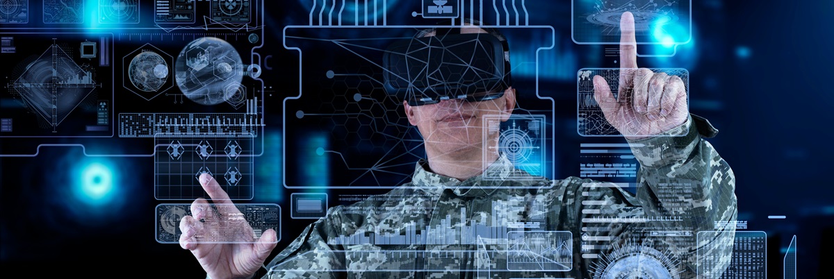 Militärischer Think Tank, KI-Technologie in der Armee. Kriegsanalytiker überprüft die Koordination des Militärteams. Militärkommandant mit einem digitalen Gerät mit VR-Brille, das Truppen bedient.