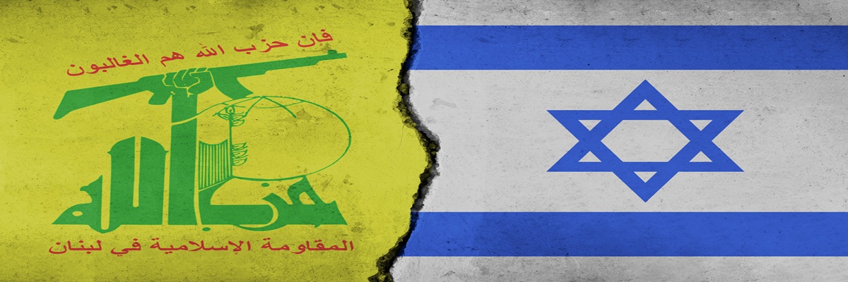 Drapeaux du Hezbollah et d'Israël sur un mur divisé : symbolisant le conflit Israël-Hezbollah