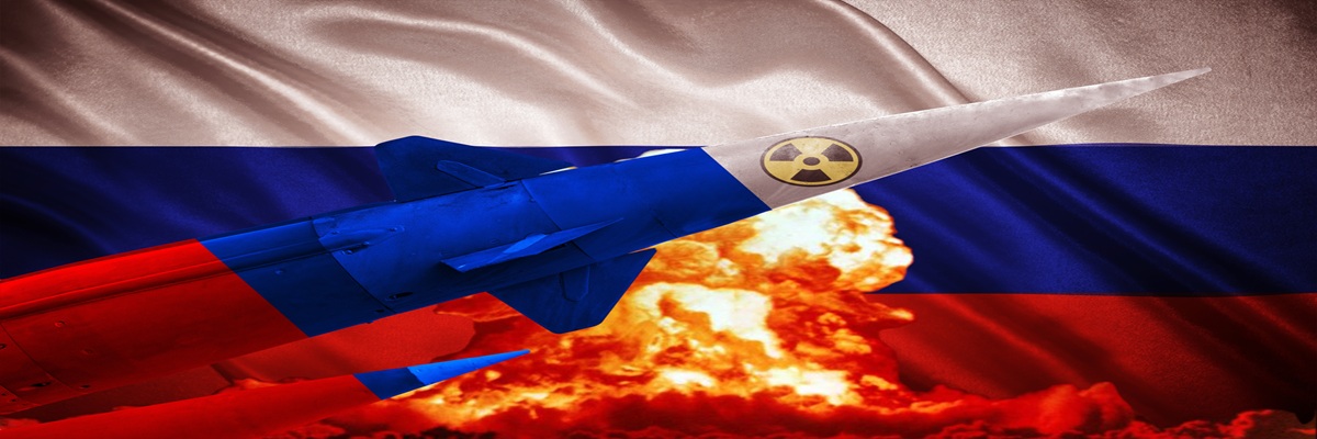 La amenaza de misiles nucleares de Rusia. Nube en forma de hongo frente a la bandera de Rusia. El misil está pintado con los colores rusos. Explosión nuclear.