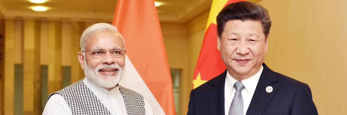 Le Premier ministre Shri Narendra Modi lors d'une réunion bilatérale avec le secrétaire général du Parti communiste chinois et président de la Chine, M. Xi Jinping, à Tachkent, en Ouzbékistan, le 23 juin 2016.