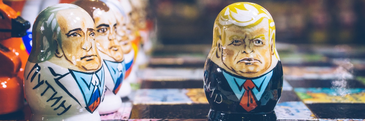 موسكو، روسيا - 20 فبراير/شباط 2019: ترامب وبوتن كدميتين روسيتين متداخلتين (دمية ماتريوشكا، دمية روسية). سياسة روسيا وأمريكا. كارتون، كاريكاتير.