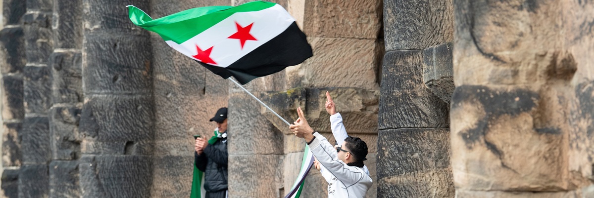 Les Syriens célèbrent après le renversement du régime d'Assad, la guerre au Moyen-Orient, les rebelles et les islamistes, Porta Nigra à Trèves, Allemagne, 08.12.2024