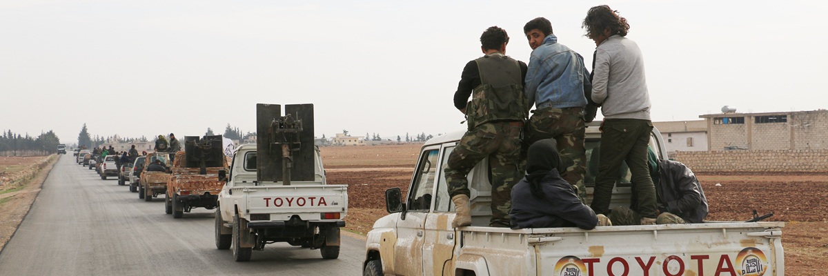 Alep, Syrie, 12 mars 2016 Véhicules militaires de l'Armée syrienne libre en route pour combattre l'EI