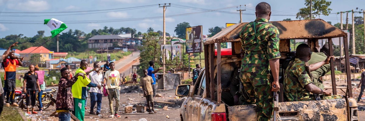 Auchi, Edo/Nigeria - 10 20 2020: Escena del final de las protestas contra el sars que los jóvenes han estado llevando a cabo en todo el país para protestar contra la brutalidad policiaca