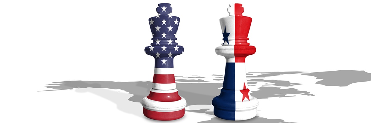 Ajedrez hecho con banderas de Estados Unidos y Panamá sobre un fondo blanco con mapa