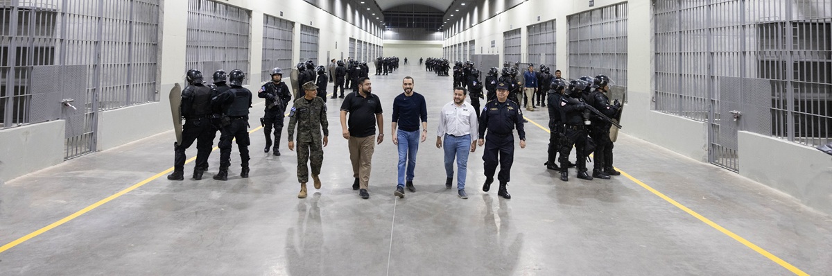 Nayib Bukele durante una visita al CECOT - Casa Presidencial
