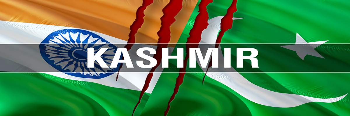 Cachemira en banderas de Pakistán e India. Diseño de banderas ondeantes, renderizado 3D. Imagen de la bandera de Pakistán India, imagen de fondo de pantalla. Guerra y conflicto indio-indo-pakistaní de Cachemira. Concepto de conflicto de Delhi - Islamabad