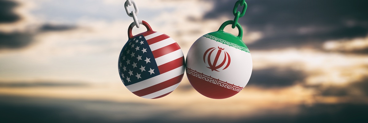 Relaciones entre Estados Unidos e Irán. Banderas de Estados Unidos e Irán destrozando bolas balanceándose sobre fondo azul cielo nublado. ilustración 3d