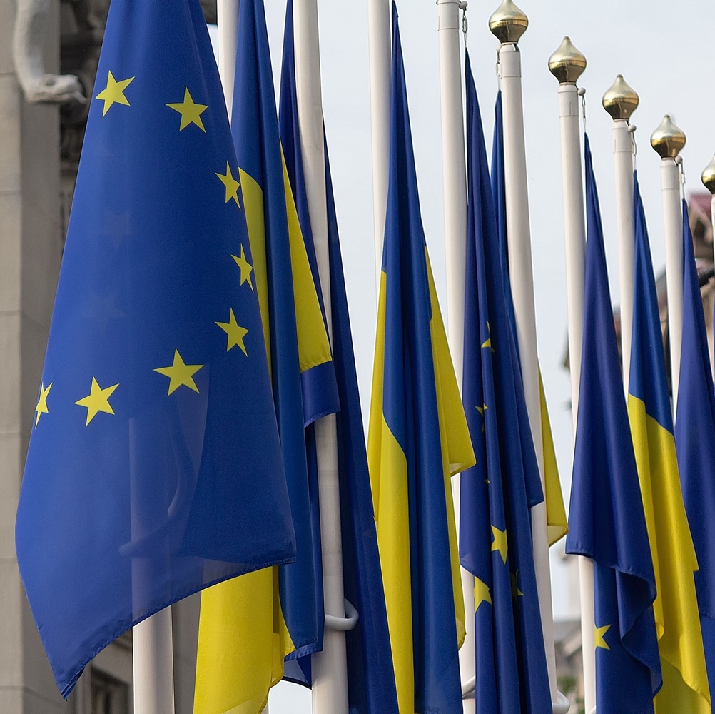 Banderas de Ucrania y la Unión Europea en astas cerca de la oficina del presidente de Ucrania. Kiev.