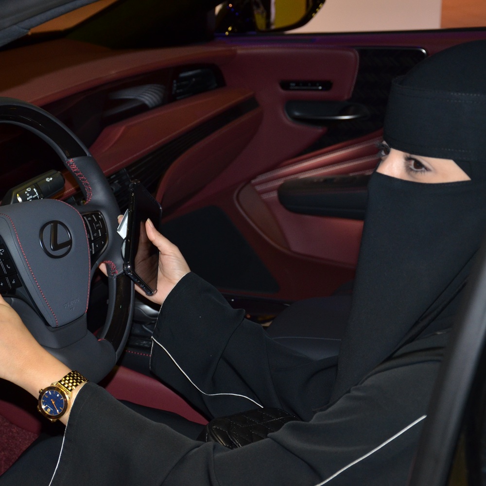 Próximamente, mujeres saudíes conduciendo un automóvil, mayo de 2018, desde el interior del Salón del Automóvil de Yeda