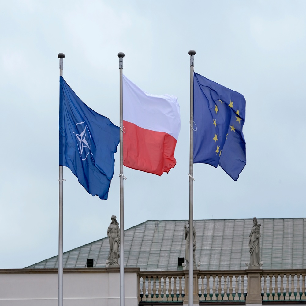 Varsovia, Polonia - 14 de enero de 2025 - Banderas de la OTAN, la UE y Polonia ondeando al viento una al lado de la otra.