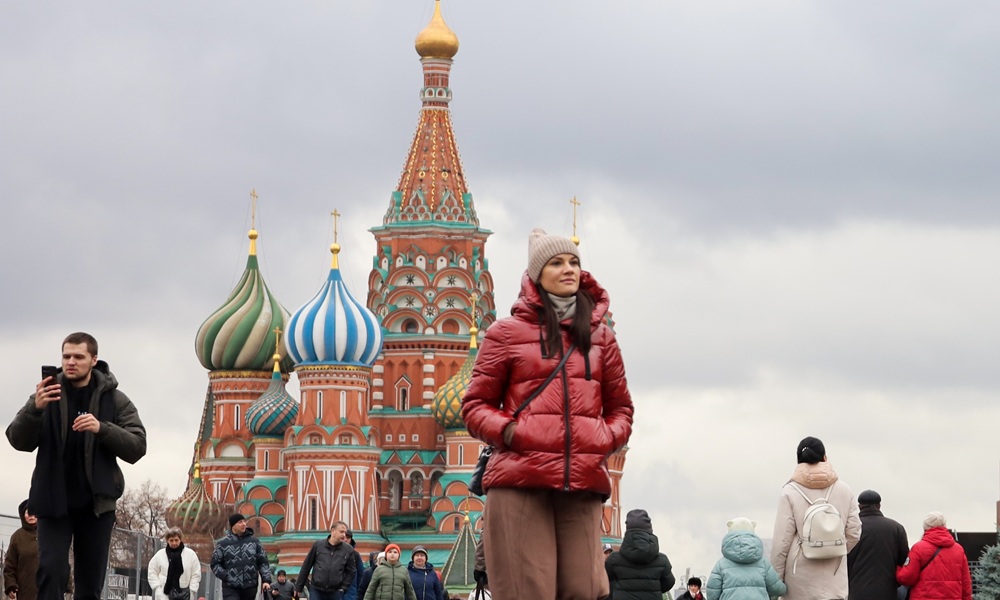 Moscú, Rusia - 19 de noviembre de 2024: Gente caminando por la Plaza Roja de Moscú en otoño. Vista de la Torre del Kremlin, el mausoleo de Lenin y turistas.