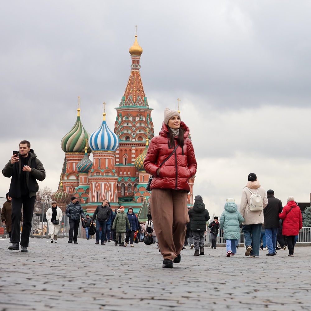 Moscú, Rusia - 19 de noviembre de 2024: Gente caminando por la Plaza Roja de Moscú en otoño. Vista de la Torre del Kremlin, el mausoleo de Lenin y turistas.