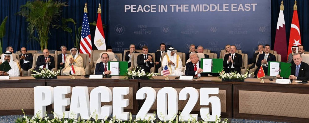 Cumbre por la Paz de Sharm El Sheikh: Acuerdo para poner fin a la guerra en Gaza, 13 de octubre de 2025. Foto de Roman Ismayilov. President.az, CC BY 4.0 <https://creativecommons.org/licenses/by/4.0>, vía Wikimedia Commons